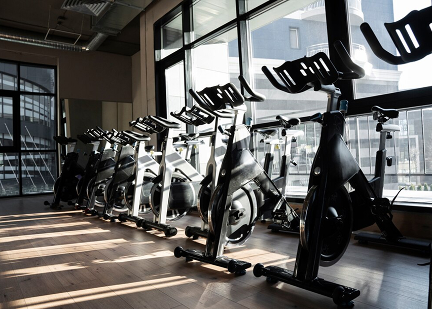 Спортивный зал с велотренажерами