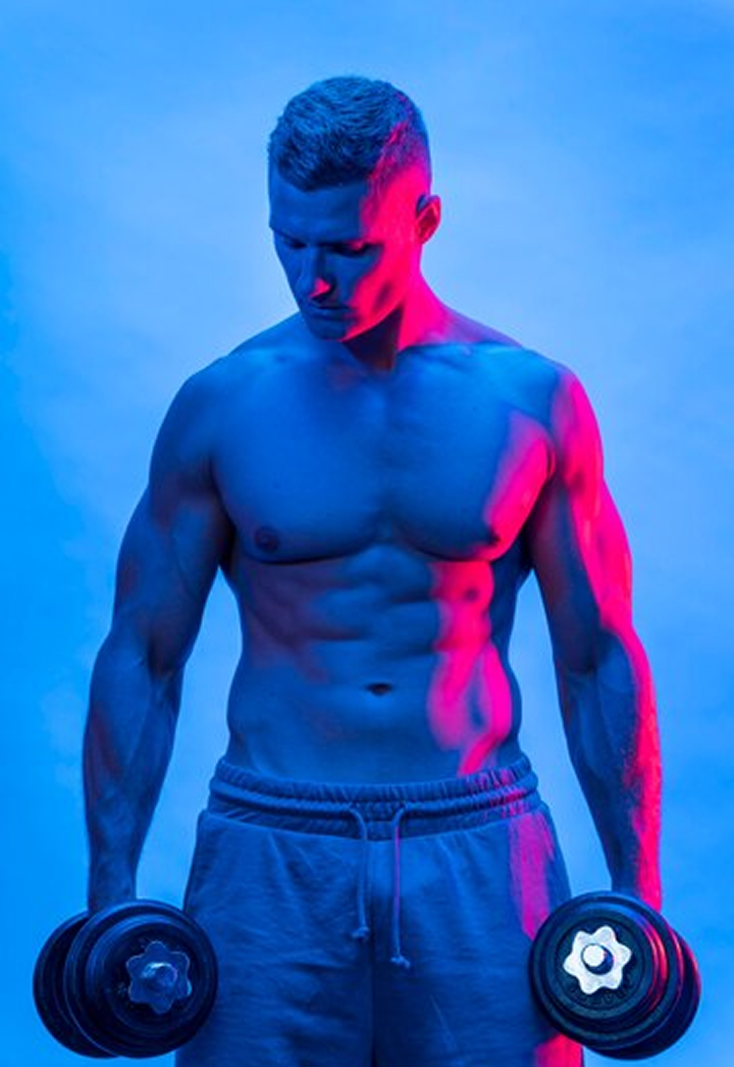 Мужчина с гантелями в руках