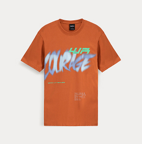 Оранжевая футболка с надписью «Courage» на груди