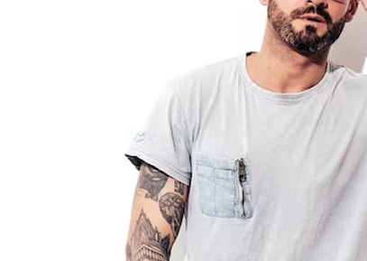 Мужчина в серой футболке