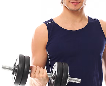 Мужчина в майке с гантелей в руке