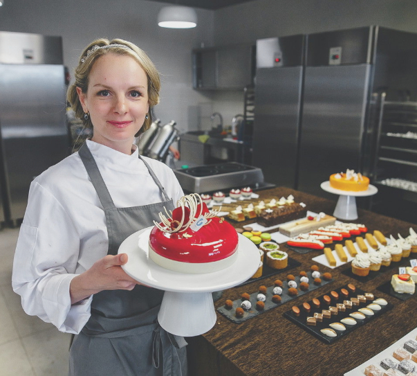 Девушка с тортом  в руках